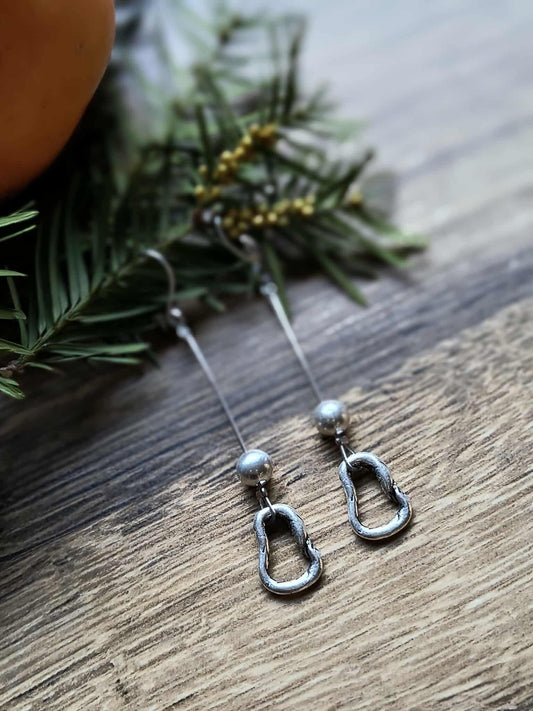 Hosszú gyöngyös amorf karika fülbevaló