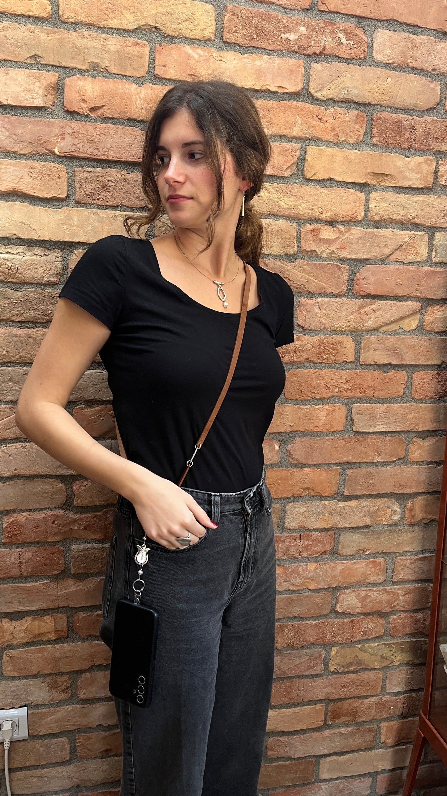 Házikó vállra akasztható valódi bőr telefontartó