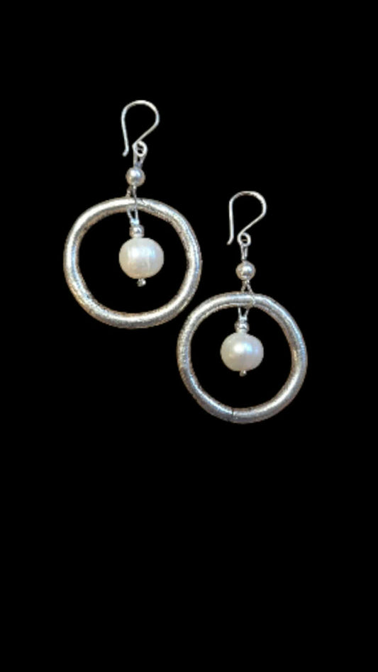 Nagy karika fülbevaló gyönggyel