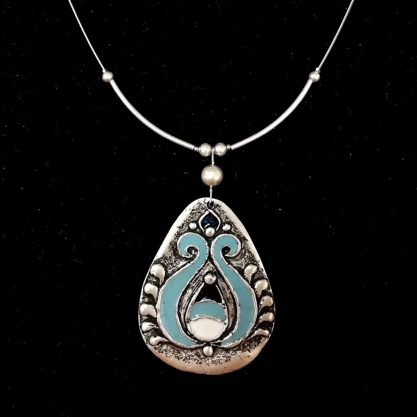 Large filter pattern necklace