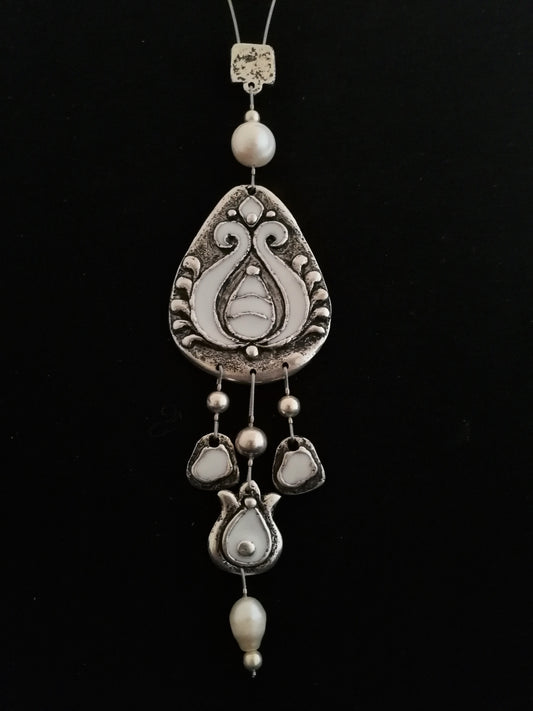 Nagy szűrmintás nyaklánc fehér gyönggyel