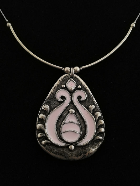 Large filter pattern necklace