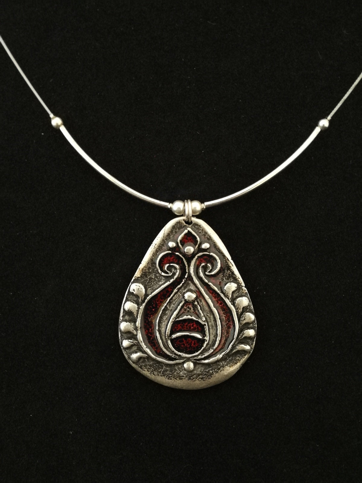 Large filter pattern necklace