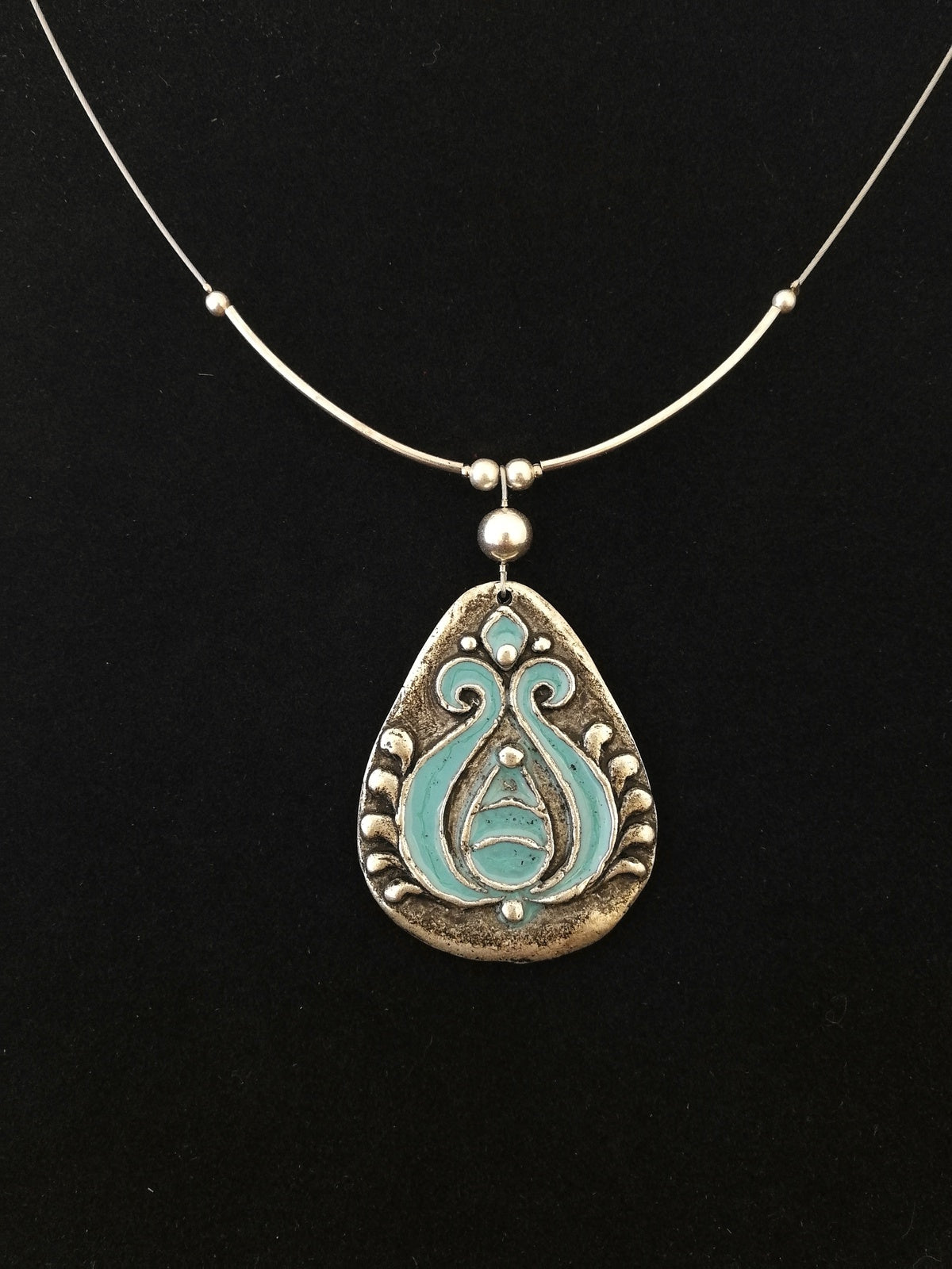 Large filter pattern necklace