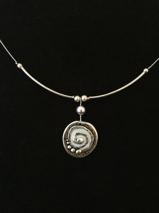 Spirál pöttyökkel nyaklánc