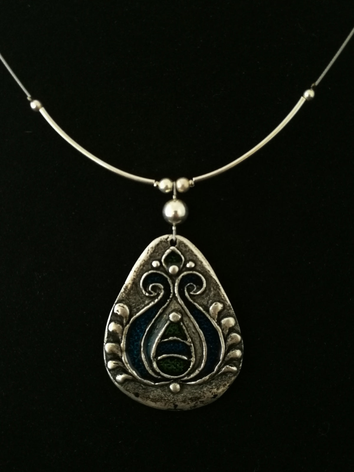 Large filter pattern necklace