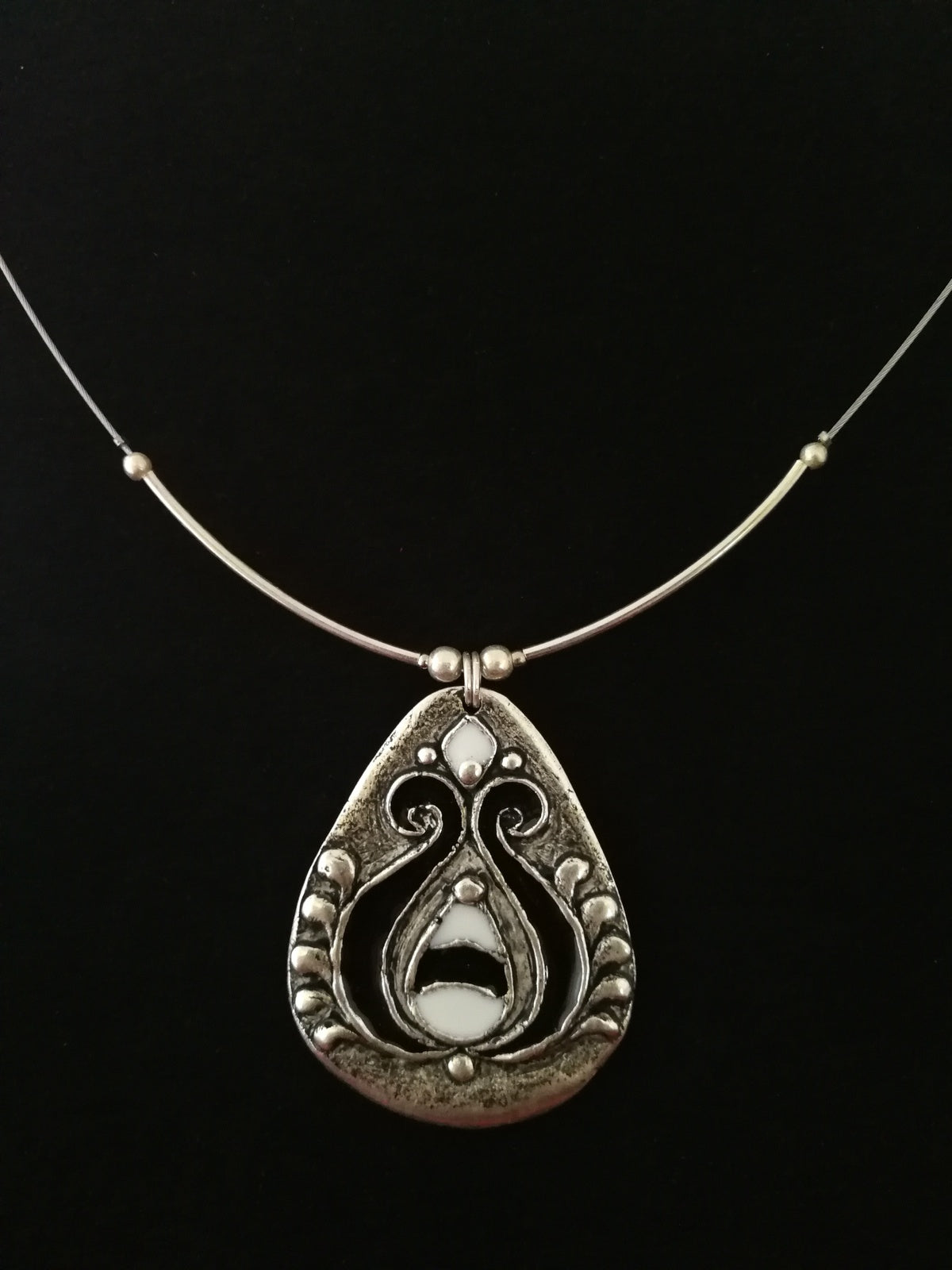 Large filter pattern necklace