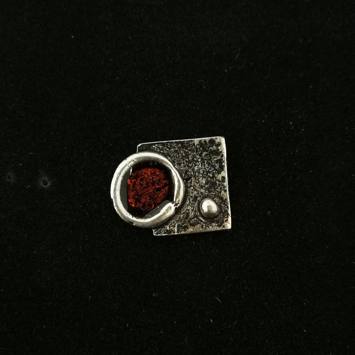 Kis négyzet pöttyökkel kitűző
