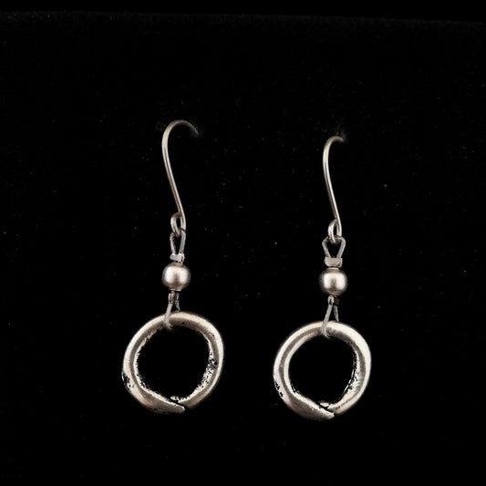 Közép hosszú kis karika fülbevaló