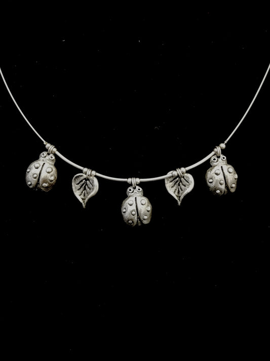 Leveles katica nyaklánc