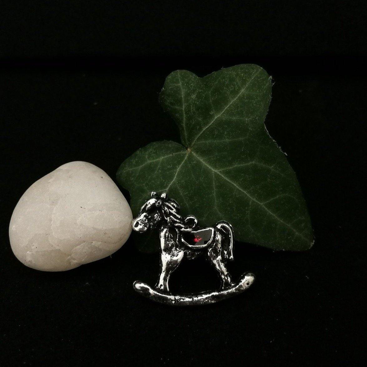 Hintaló kitűző - Orsiékszer