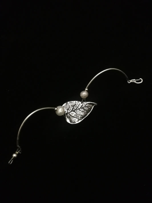Leaf bracelet with pearls