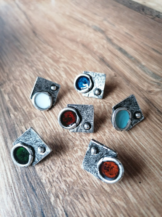 Kis négyzet pöttyökkel kitűző