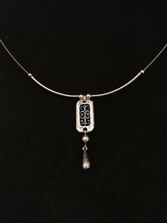 Rövid áttört ezüst nyaklánc cseppel