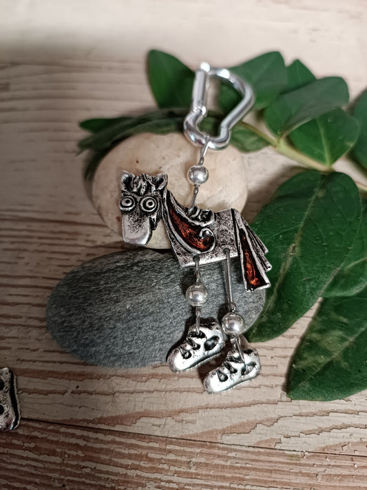 Lógó lábú lovacska táskadísz