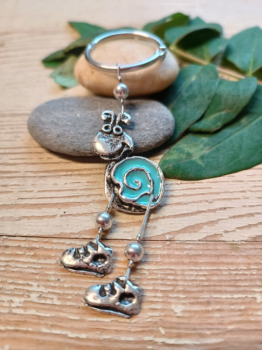 Lógó lábú csiga táskadísz