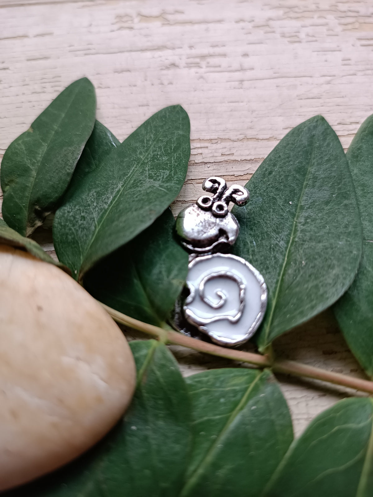 Lógó lábú csiga táskadísz