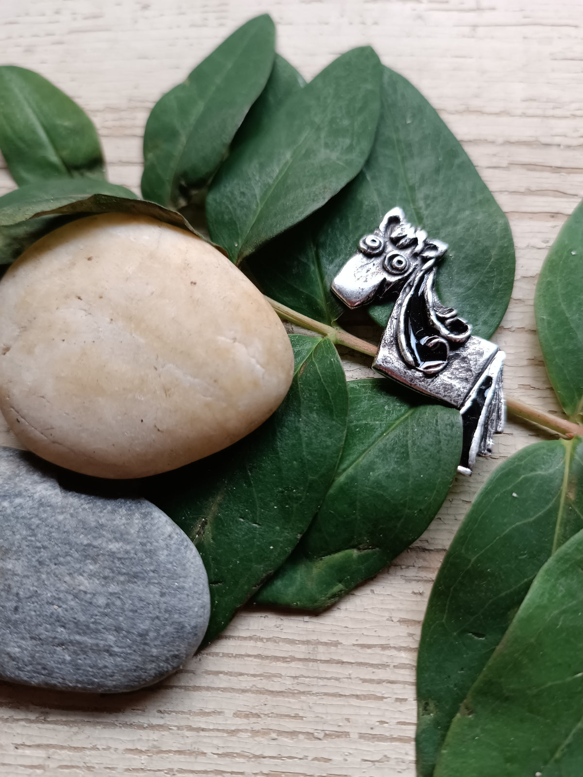 Lógó lábú lovacska táskadísz