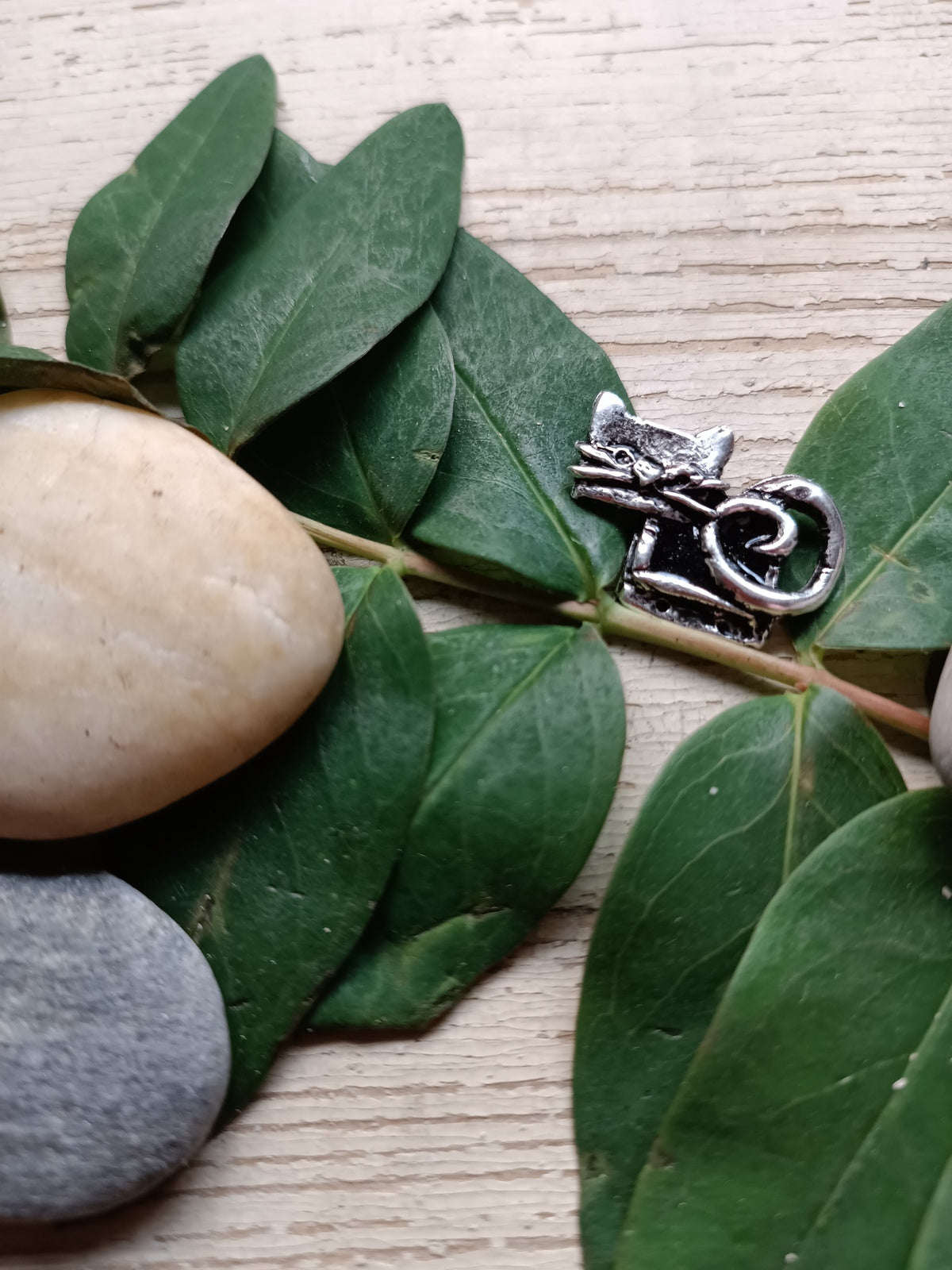 Lógó lábú cica táskadísz