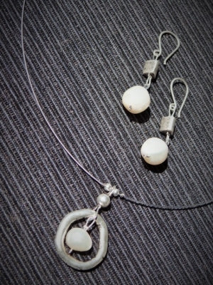 Karika gyöngy fülbevalóval