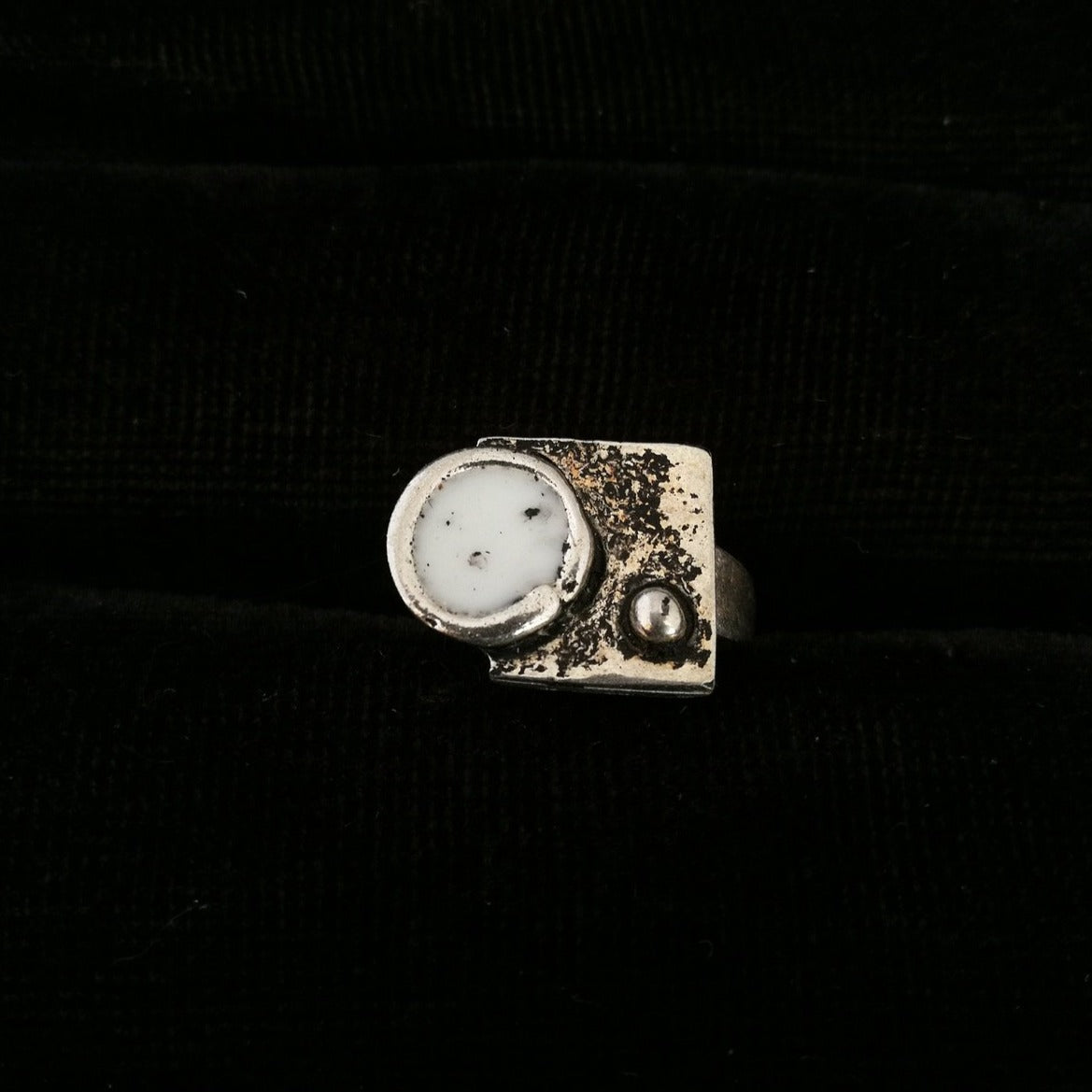 Kis négyzet pöttyökkel gyűrű