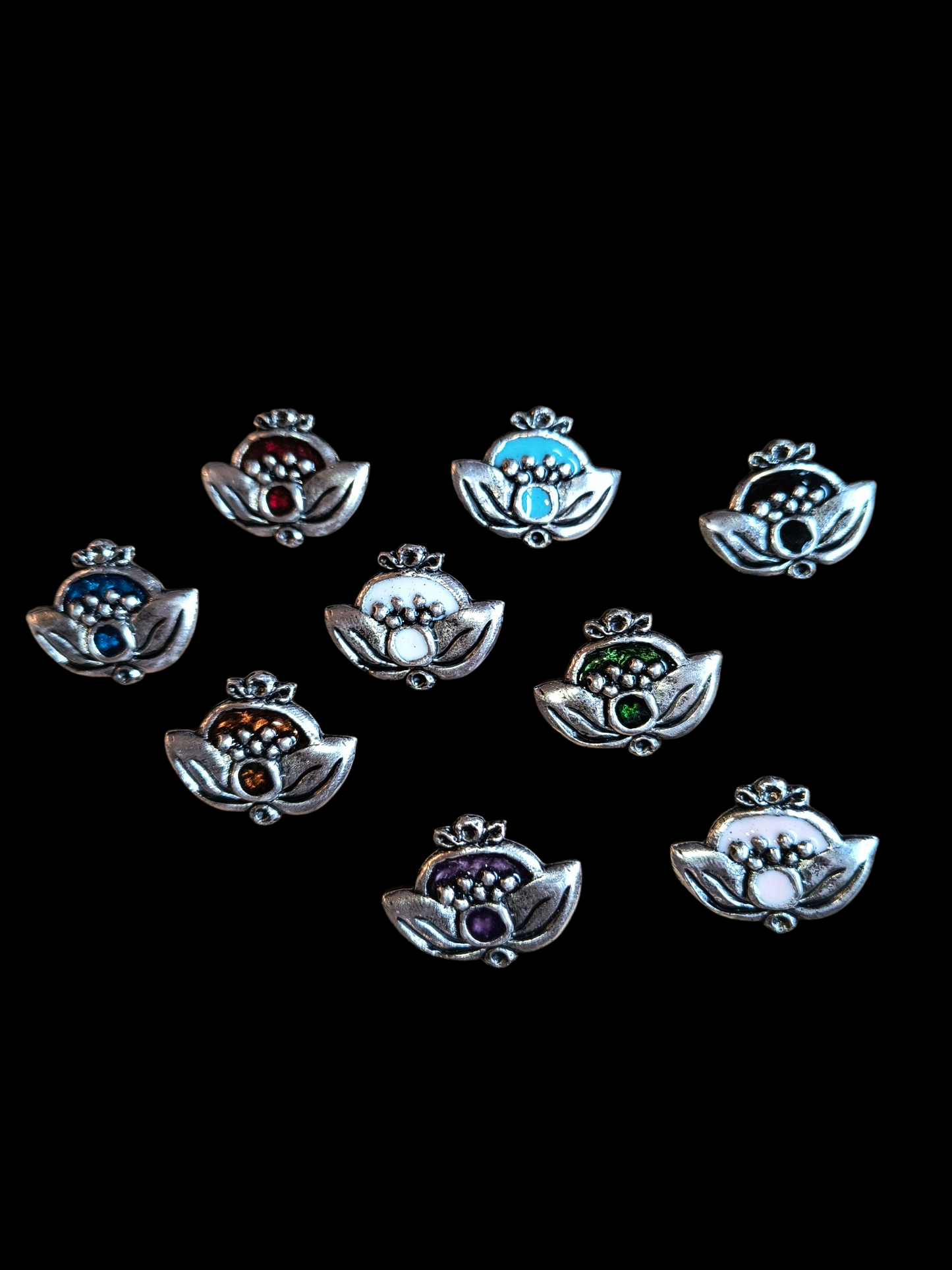 Torockói nyílt gránátalmás hímzés kitűző