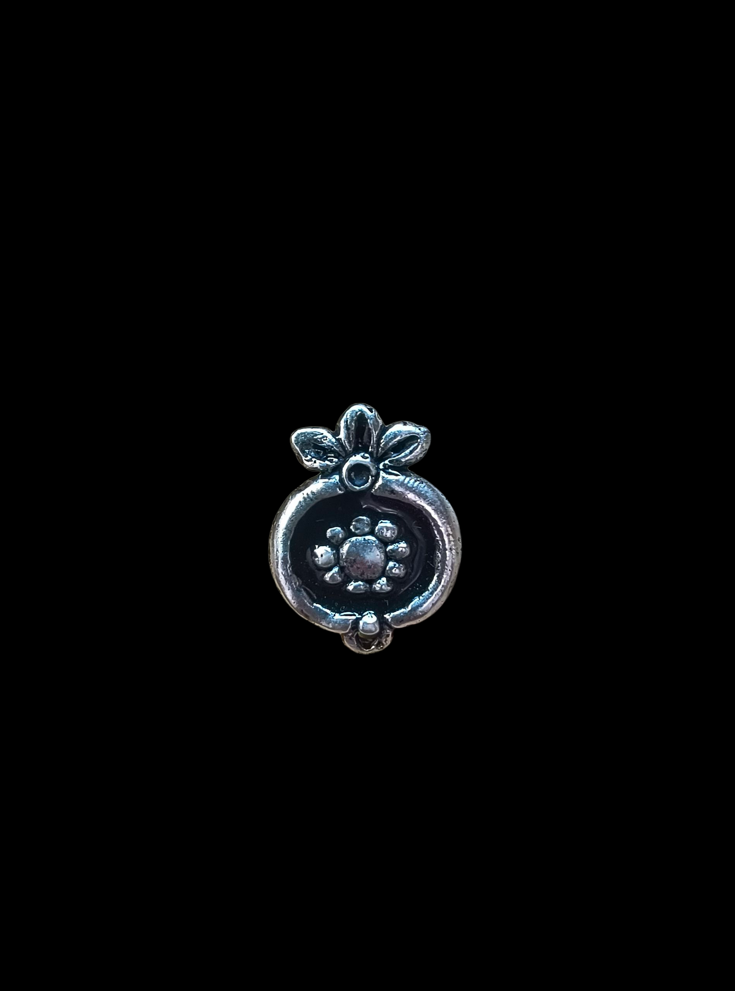 Torockói zárt gránátalmás hímzés kitűző