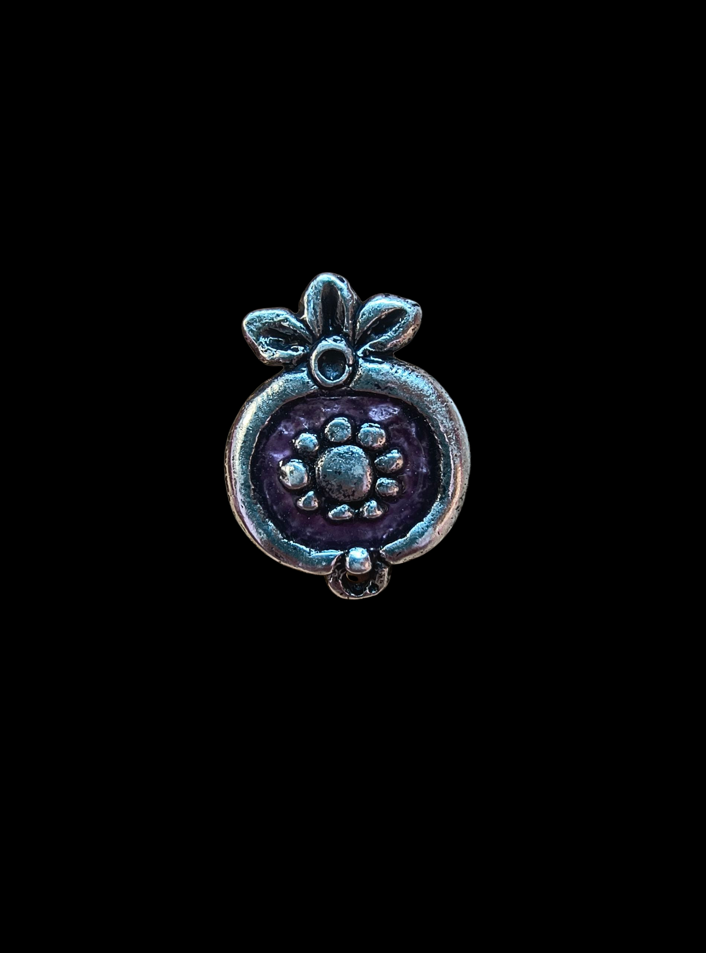 Torockói zárt gránátalmás hímzés kitűző