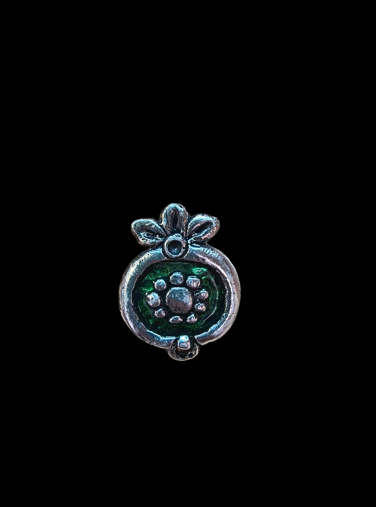 Torockói zárt gránátalmás hímzés kitűző