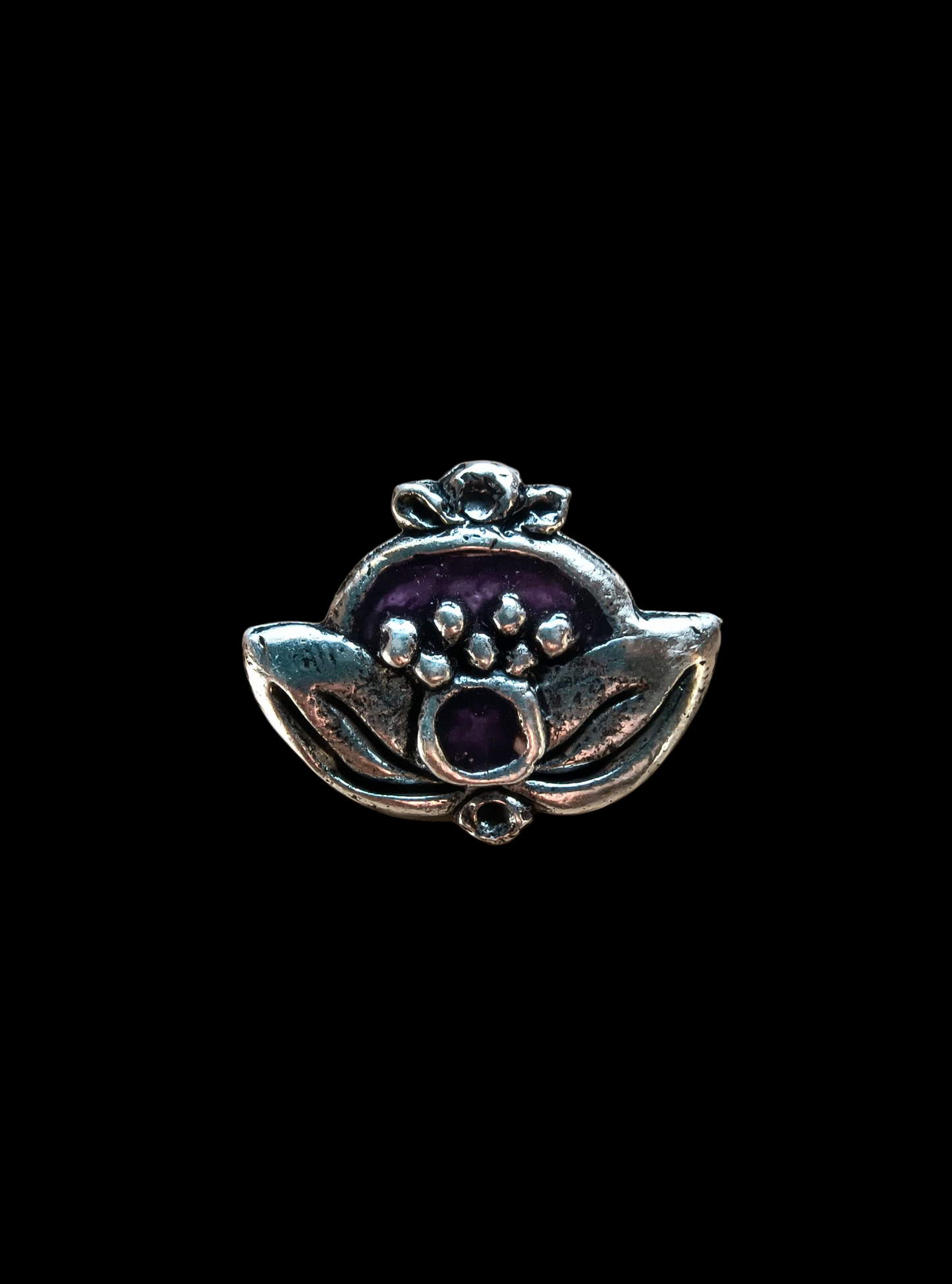 Torockói nyílt gránátalmás hímzés kitűző