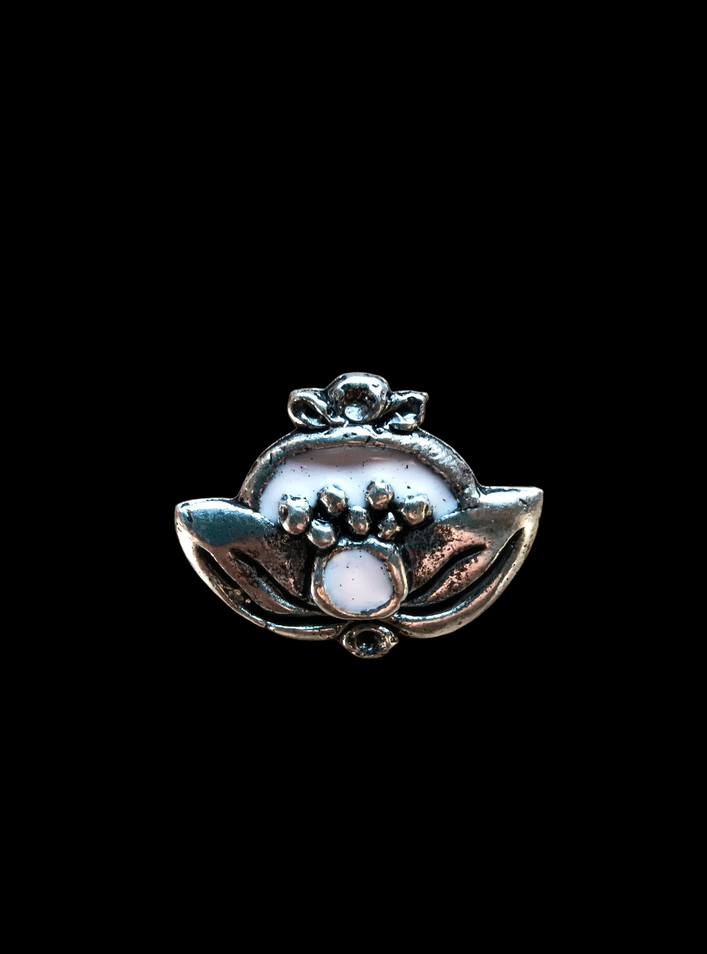 Torockói nyílt gránátalmás hímzés kitűző