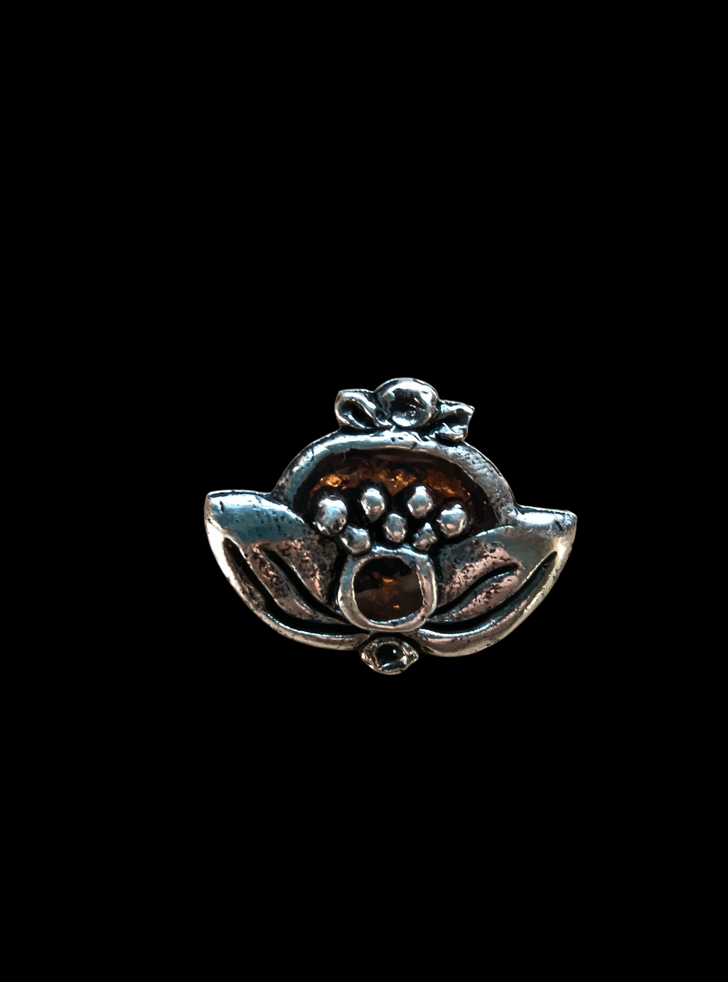 Torockói nyílt gránátalmás hímzés kitűző