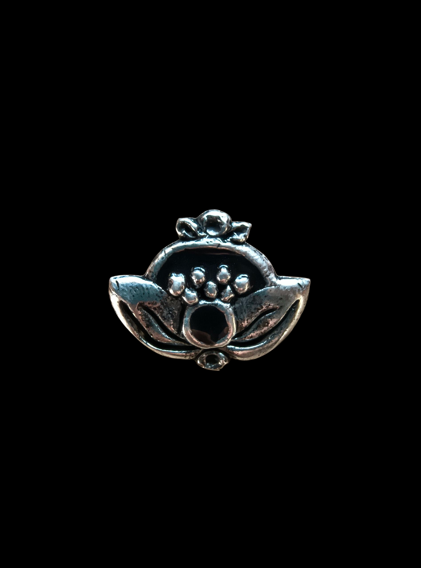 Torockói nyílt gránátalmás hímzés kitűző