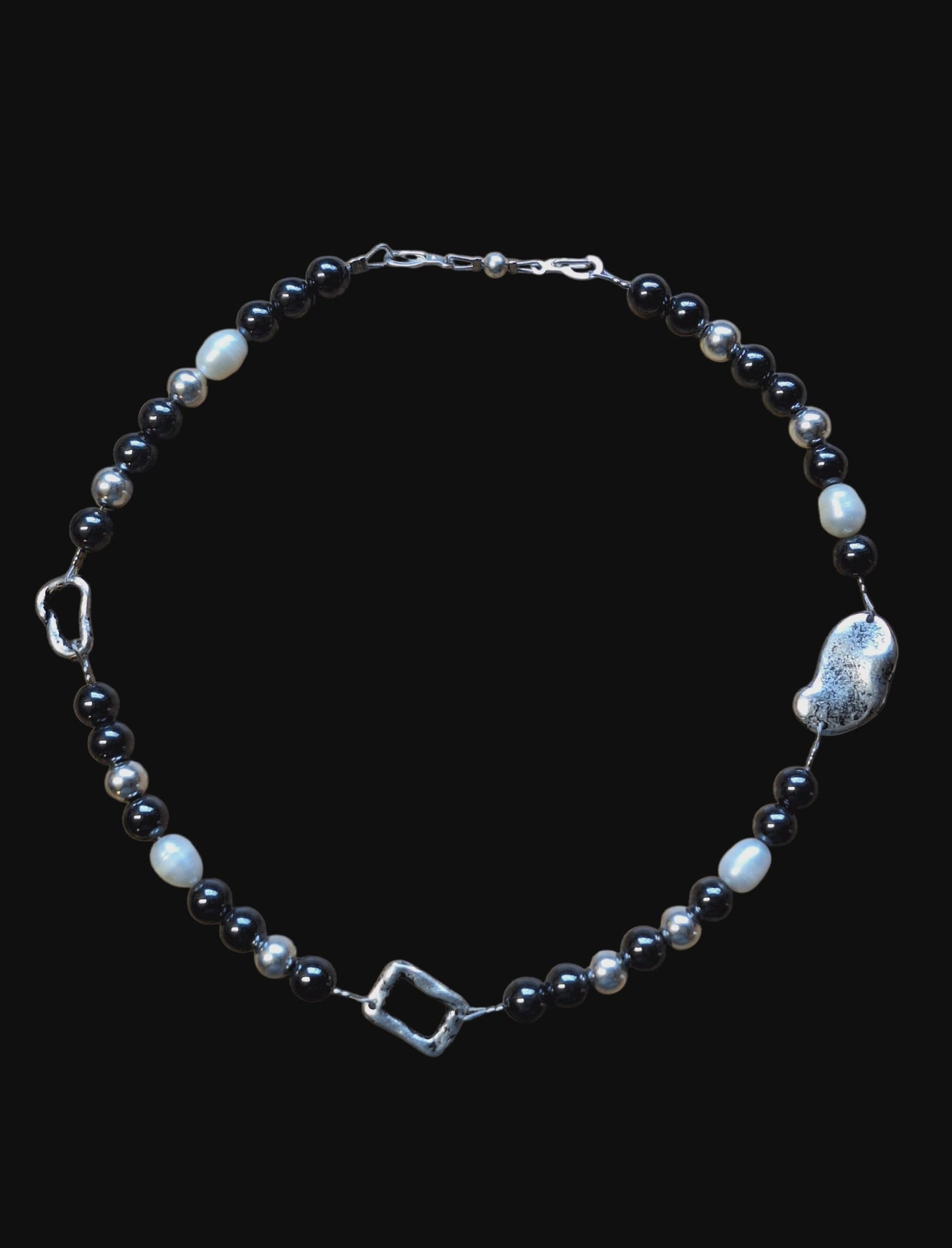 4 funkciós lánc monokróm kövekkel, pecsét medálokkal