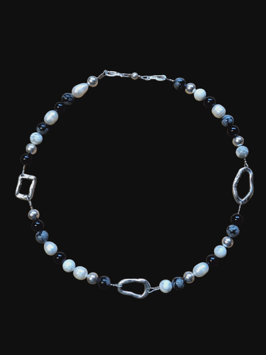 4 funkciós lánc fekete-szürke kövekkel, pecsét medálokkal