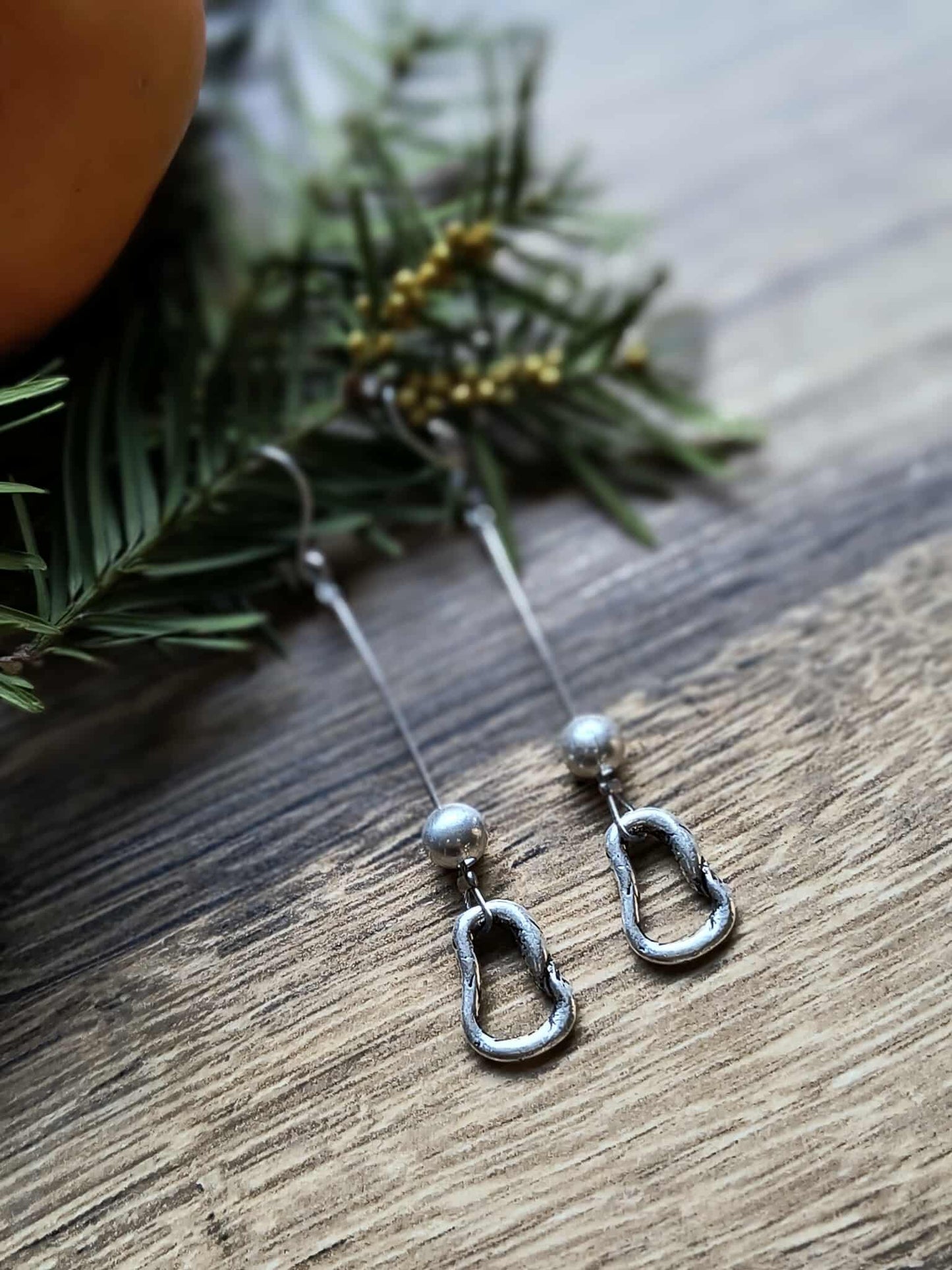 Hosszú gyöngyös amorf karika fülbevaló