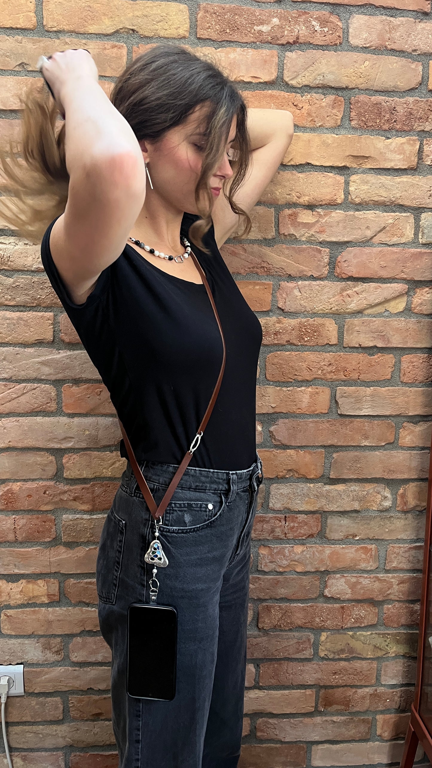 Gaudi vállra akasztható valódi bőr telefontartó