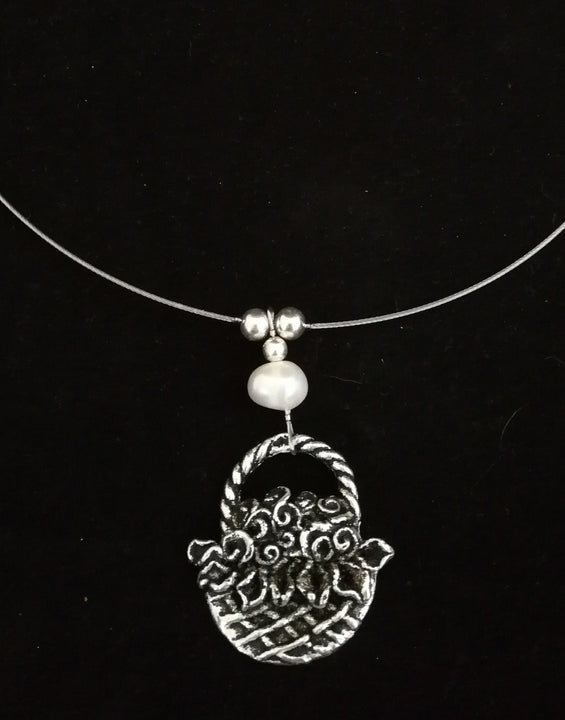 Virágos kosárka nyaklánc gyönggyel