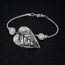 Leaf bracelet with pearls