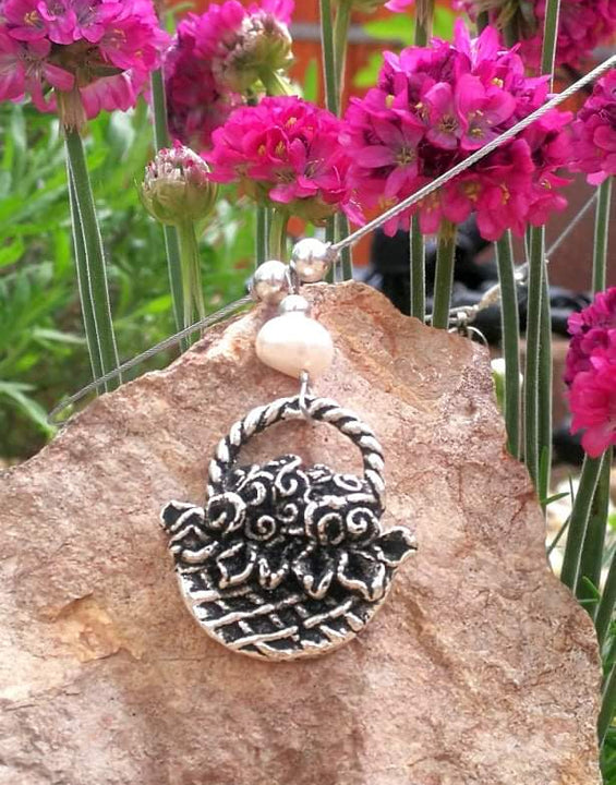 Virágos kosárka nyaklánc gyönggyel